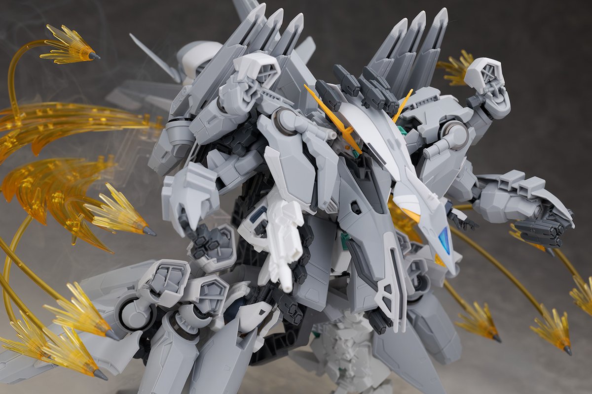 ガンプラの山を崩せ／星丸 tweet media