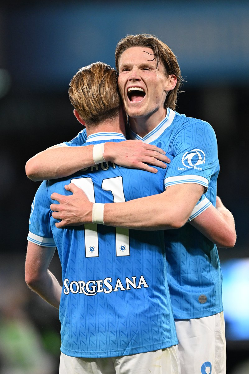 TyCSports's tweet image. ¡GOLEADA DEL NAPOLI!

El conjunto del sur de Italia aplastó al Cremonese por 4-0 y marcha segundo en el Calcio, a nueve puntos del Inter. Los goles fueron obra de McTominay, Höjlund, De Bruyne y Alisson Santos. #SerieA