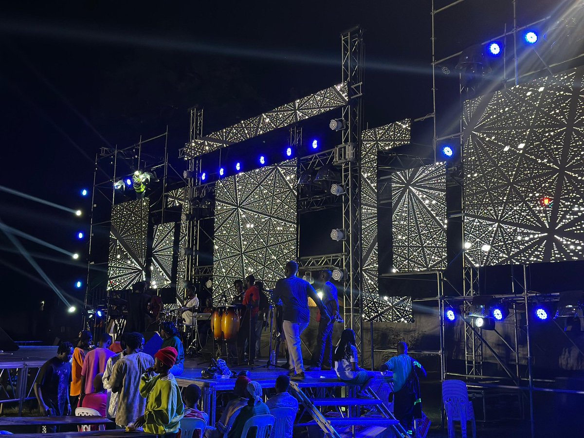 bundibugyoblogs's tweet image. The stage and the sound already checked and set for tomorrow's day energetic performances from The Queen of Rwenzori #Heli Beibe, people fully ready to turn up in mass numbers @Heli Beibe Live in Concert @Rwenzori Square, Kasese 

#HeliBeibeLiveConcert
#BundibugyoBloggersUpdates