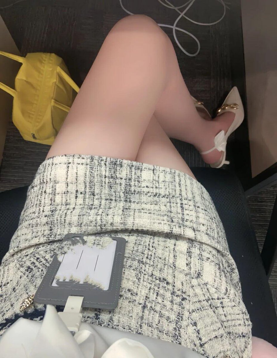 Mix_LoSo's tweet photo. Usar este tipo de zapatos realmente no es muy adecuado para estar sentado por mucho tiempo 😂 https://t.co/nI5nyFuXiP