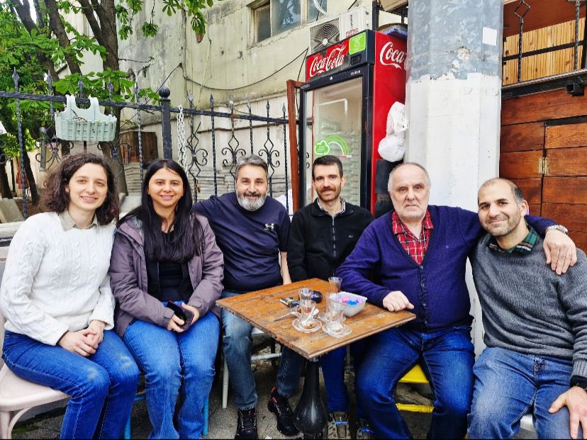 yorummmyedek11's tweet photo. 3 günlük gözaltının ardından Beyza, Dilan, Vedat ve Barış serbest bırakıldı. Baskınlar, tutuklamalar ve işkenceler karşısında direnişimizi, tutsak yoldaşlarımızın özgürlüğü için mücadelemizi büyütmeye devam edeceğiz. #grupyorumhalktırsuturulamaz https://t.co/HidLEFmIHi