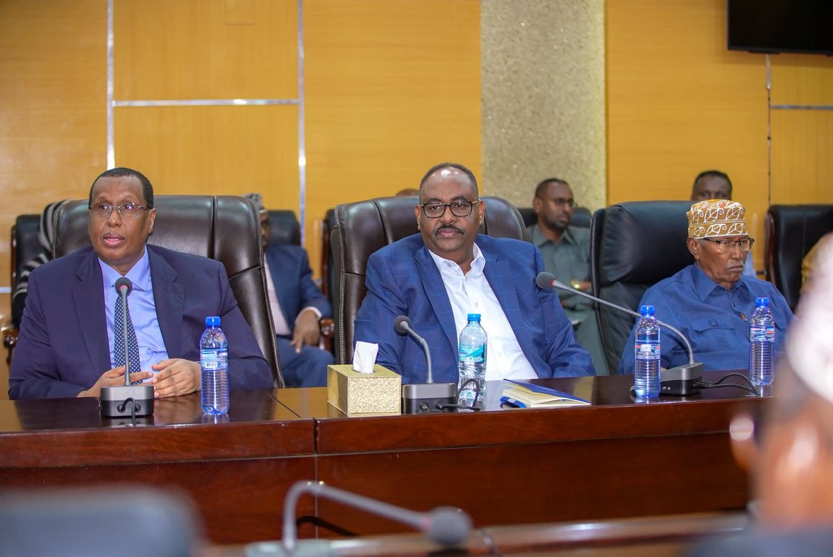 Plstatehouse's tweet photo. Madaxweynaha Dowladda Puntland Mudane  @HESaidADeni, oo uu weheliyo Madaxweyne Ku-xigeenka Dowladda Mudane  @HELugatoor, ayaa caawa Qasriga Madaxtooyada Kulan wadatashi ah kula qaatay qeybo ka mid ah Aqoonyahanka iyo waxgaradka #Puntland. https://t.co/kR4MWHF6YT