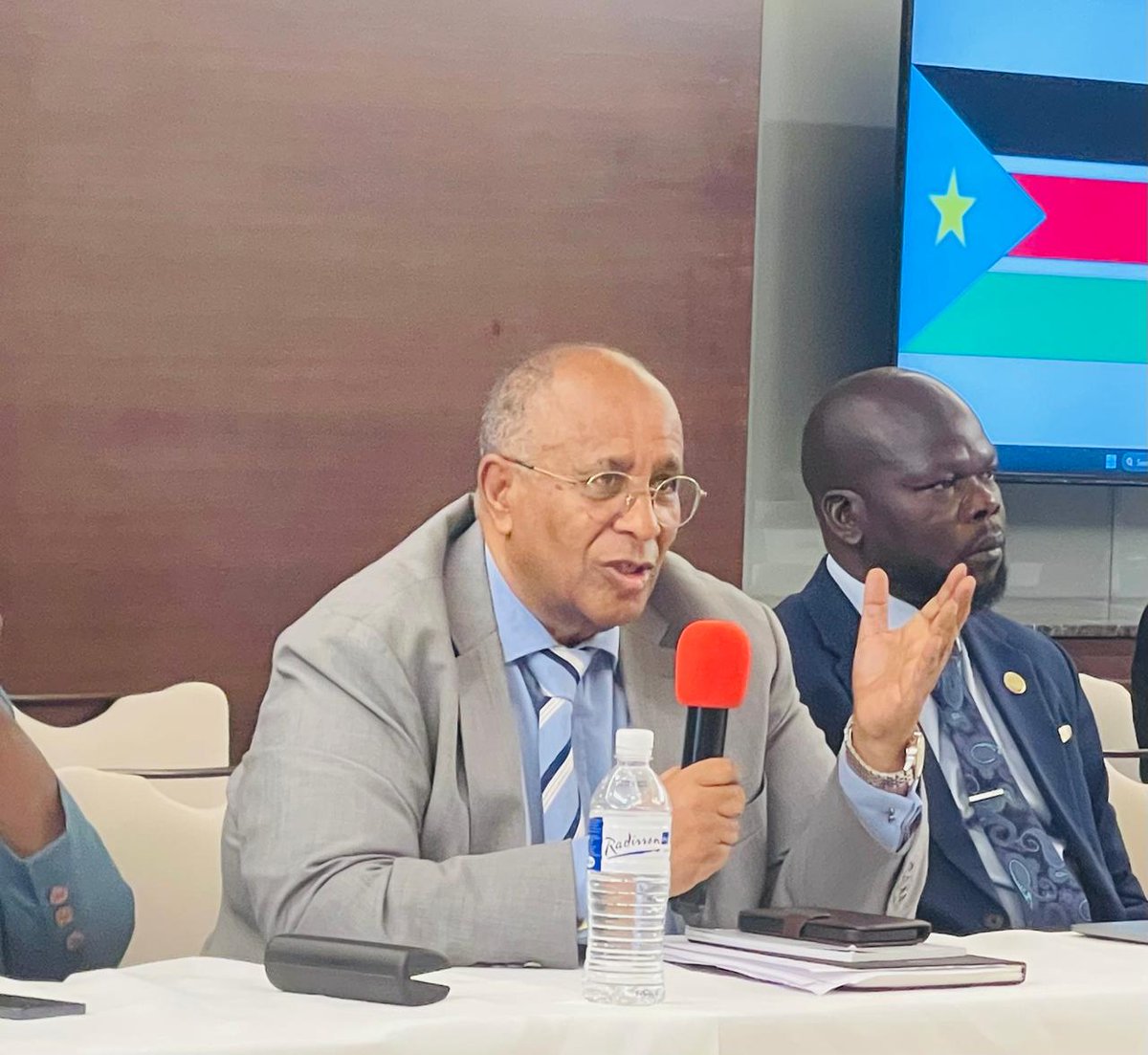 RJMECsouthsudan's tweet photo. In Juba, during a joint briefing session with the visiting @AUC_PAPS on the status of the Revitalised Peace Agreement, @RJMECsouthsudan Chief of Staff, Amb. Berhanu Kebede today urged immediate de-escalation and the protection of the integrity of the Agreement. He called...1/2 https://t.co/UzYcwObB8D