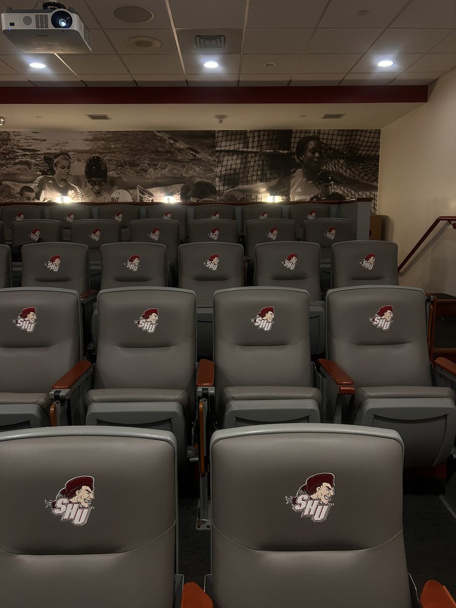 NoahHolliday_'s tweet photo. Had a good time at Sacred Heart University today on the visit ! @_CoachWiggs Good meeting you , Looking forward to building the relationship with you and the other staff! https://t.co/erbIvqgxC7