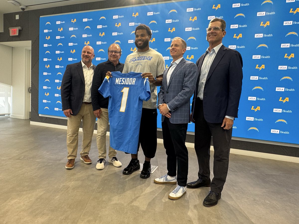 danielrpopper's tweet photo. Akheem Mesidor has arrived at The Bolt. https://t.co/h0fPnpXLd6