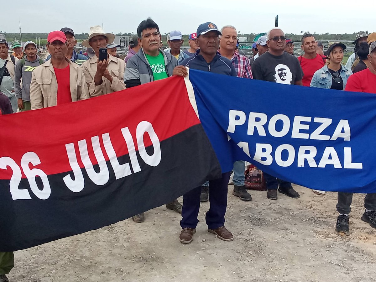 Miconeros tuneros reciben a pie de obra la Bandera de Vanguardia Nacional. Con hombres y  mujeres de esta valía #CubaEstáFirme y seguirá Vendiendo. Sus acciones respaldan la convicción #PorLasTunasLaVictoria