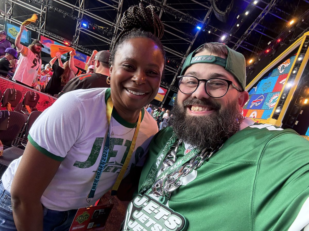 BoyGreen25's tweet image. We are SOOOOO happy to be back here at the #NFLDraft representing the #Jets for Day 2!

#JetUp @nyjets