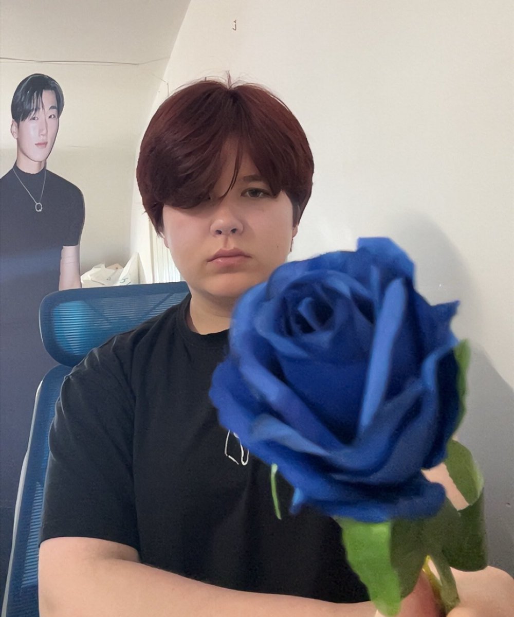 hyvns4n's tweet image. a silly one because i will die if i dont do something silly every 2 seconds (ignore san in the back LMAO)

#SSD #StaySelcaDay #HYUNJIN #현진 #StrayKids #스트레이키즈