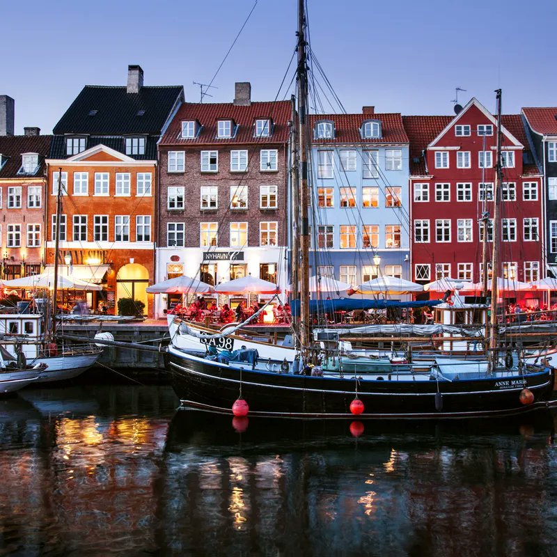globalrotalar's tweet image. Dünyanın en mutlu şehri #Kopenhag’a davetlisiniz! 🇩🇰✨

Renkli evleriyle Nyhavn, masalsı Tivoli Bahçeleri ve tasarım harikası sokaklar... Kopenhag sadece bir şehir değil, bir yaşam biçimi. 🚲 kanallarda kaybolmaya hazır mısınız? 🌊

Sizin rotanız hangisi? 👇