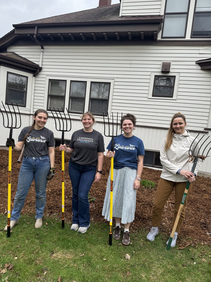LawrenceUni's tweet photo. Lawrentians in action for Earth Week 🌎💚 Students, staff, and faculty came together for a campus-wide clean up to care for the place we call home. #EarthWeek #Sustainability #Lawrentians https://t.co/YDstZT79I2