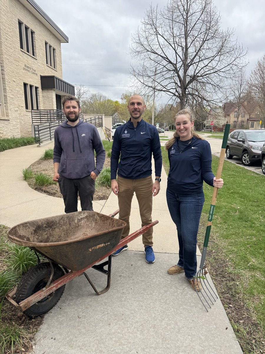 LawrenceUni's tweet photo. Lawrentians in action for Earth Week 🌎💚 Students, staff, and faculty came together for a campus-wide clean up to care for the place we call home. #EarthWeek #Sustainability #Lawrentians https://t.co/YDstZT79I2