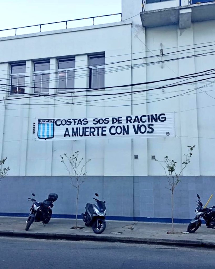 LeandroAdonio's tweet image. "COSTAS SOS DE #RACING. A MUERTE CON VOS" 💙

👉 Pasacalles en las inmediaciones del Cilindro 🏟