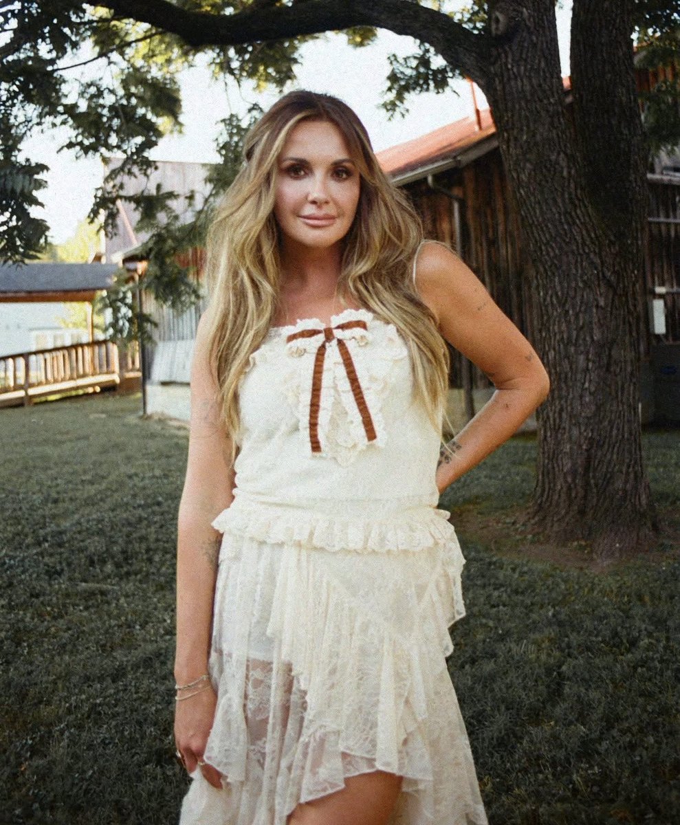 TheWomenCountry's tweet image. Listening to @carlypearce all day long in celebration of her birthday and surprise new song “You Can Have Him” out now! 🎂👏 

#carlypearce #newmusic #countrymusic