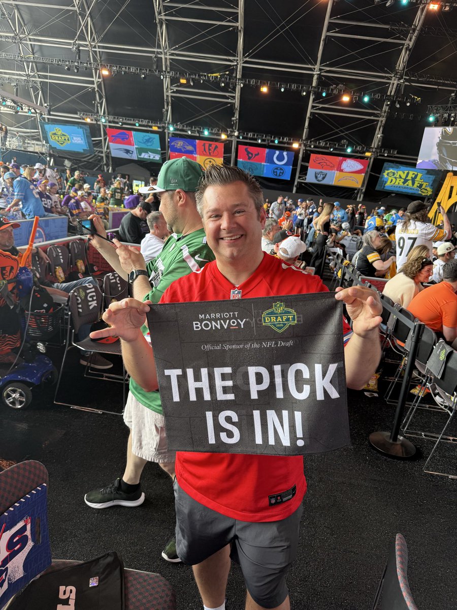 JayPochBaby's tweet photo. The Pick is in !!!! #gobills #nfldraft https://t.co/yuU1bBkysL