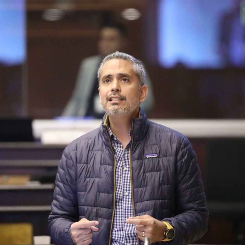 YA PAGARON.!!
Otro mes de sueldo se embolsa este DELINCUENTE, la <a href="/AsambleaEcuador/">Asamblea Nacional</a> puntualmente le deposita sus emolumentos a este sinvergüenza que anda por los techos y no da la cara a la justicia.
Pero…si un simple mortal se atrasa al trabajo, Memo y amenaza de despido.!!
QHP.