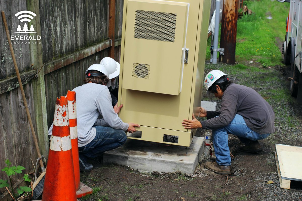 EmeraldFiber's tweet photo. South Eugene continues to expand with our latest cabinet placement near 28th and Harris St! 💪 Shout-out to our awesome Emerald Broadband team for another fiber milestone.

https://t.co/6MmRQ6UoL3
541-363-0260

#EugeneOregon #EmeraldBroadband #FiberInternet https://t.co/HEciOhmZBR