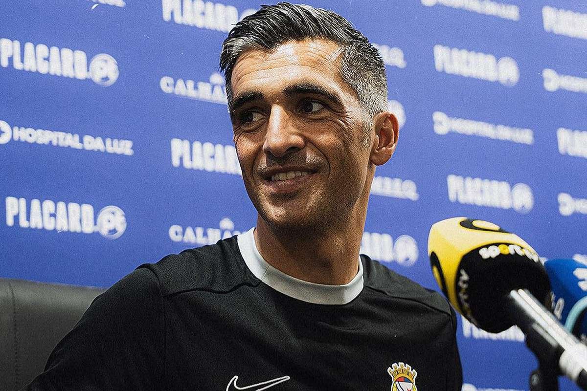 CabineSport's tweet photo. OFICIAL | Subiu e ficou! Alverca garante matematicamente a manutenção na Primeira Liga.

Com um plantel todo renovado e muito jovem, a equipa de Custódio Castro cumpriu o objetivo e vai estar na principal divisão em 2026-2027. https://t.co/9VSch32Xyu