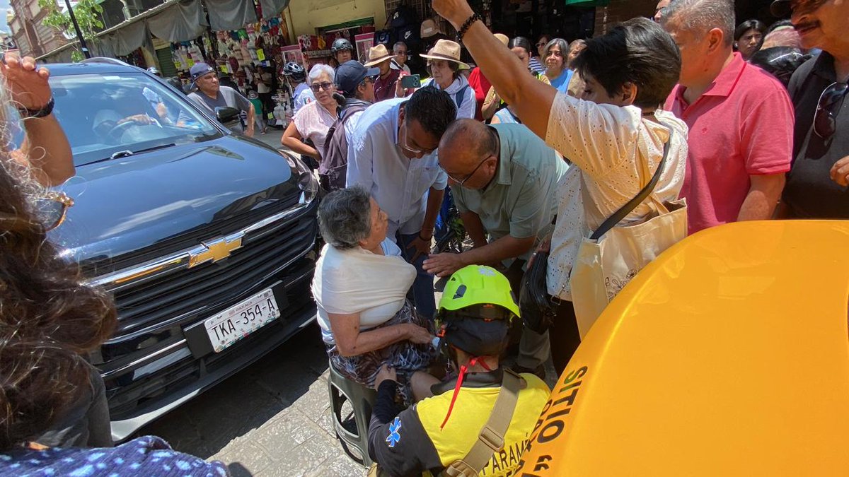 ELPINERO's tweet image. #FOTOREPORTE 📸 |  Dama de la tercera edad lesionada tras atropello en #Oaxaca

➡️ Una comerciante del Mercado 20 de Noviembre, fue atropellada la tarde de este viernes en la capital oaxaqueña.

➡️ El hecho generó movilización de cuerpos de auxilio y paramédicos, quienes