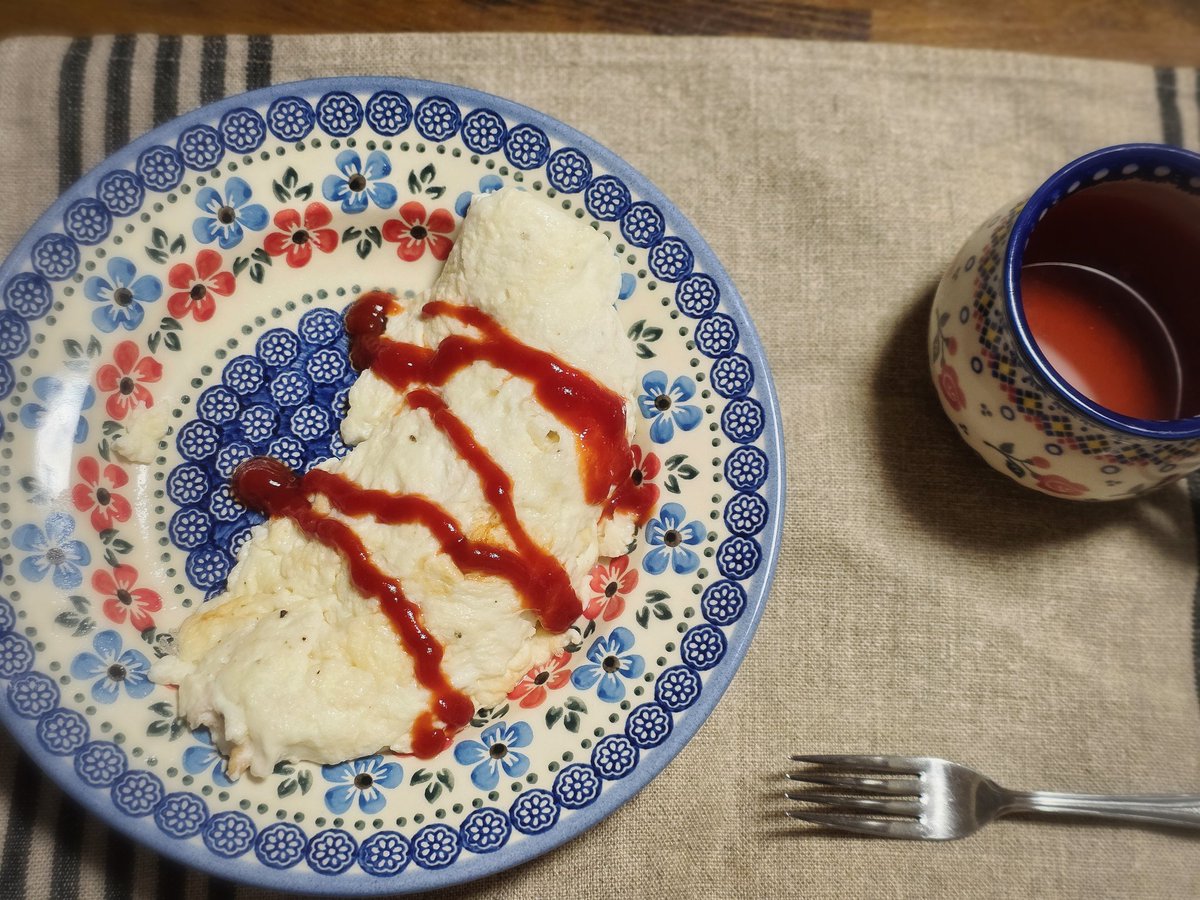 ちょっと焼くの失敗したけど本日の朝ごはんホワイトオムレツ