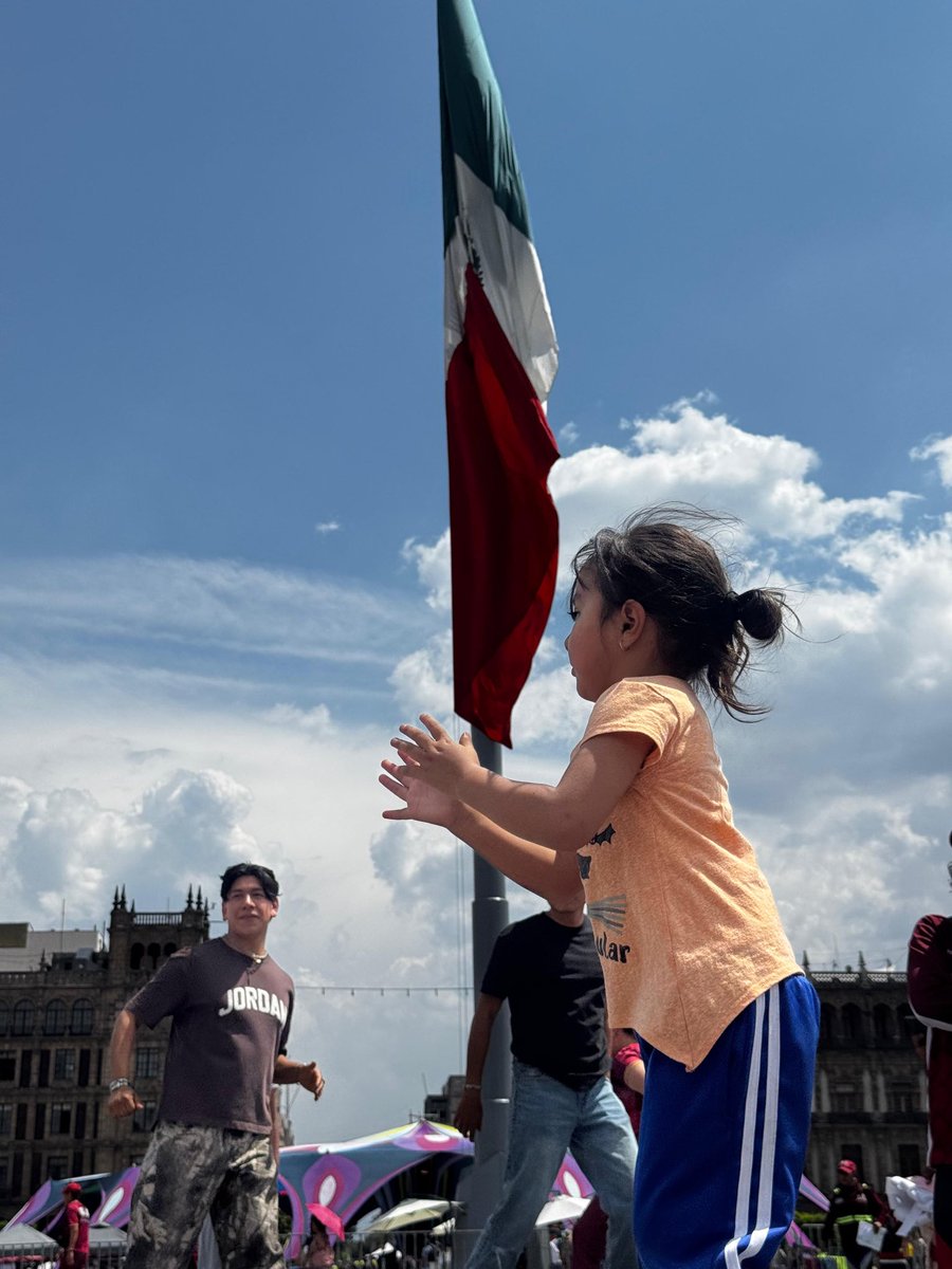 UNICEFMexico's tweet photo. Del 24 al 26 de abril, niñas, niños, adolescentes y sus familias podrán disfrutar de actividades y experiencias pensadas para compartir en familia. Momento de soñar, imaginar y jugar. ✨
#ZocalitoDeLasInfancias https://t.co/RVkN7mUx3e