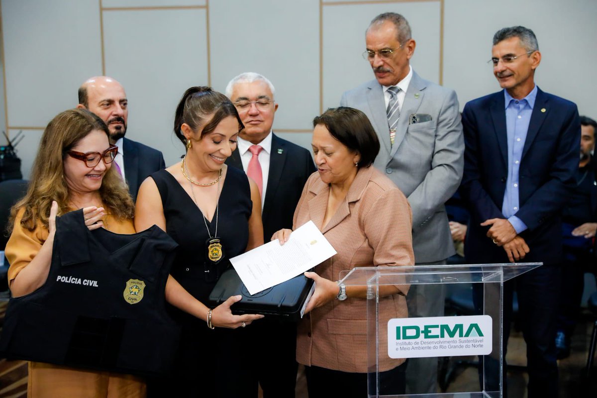 fatimabezerra's tweet photo. TEJE EMPOSSADOS!

Ser policial civil é ter compromisso com a verdade, com a justiça e com a dignidade humana. Que cada um e cada uma exerça essa missão com ética, coragem e sensibilidade. Servir ao povo é a maior missão. https://t.co/I8JIvtxBHY