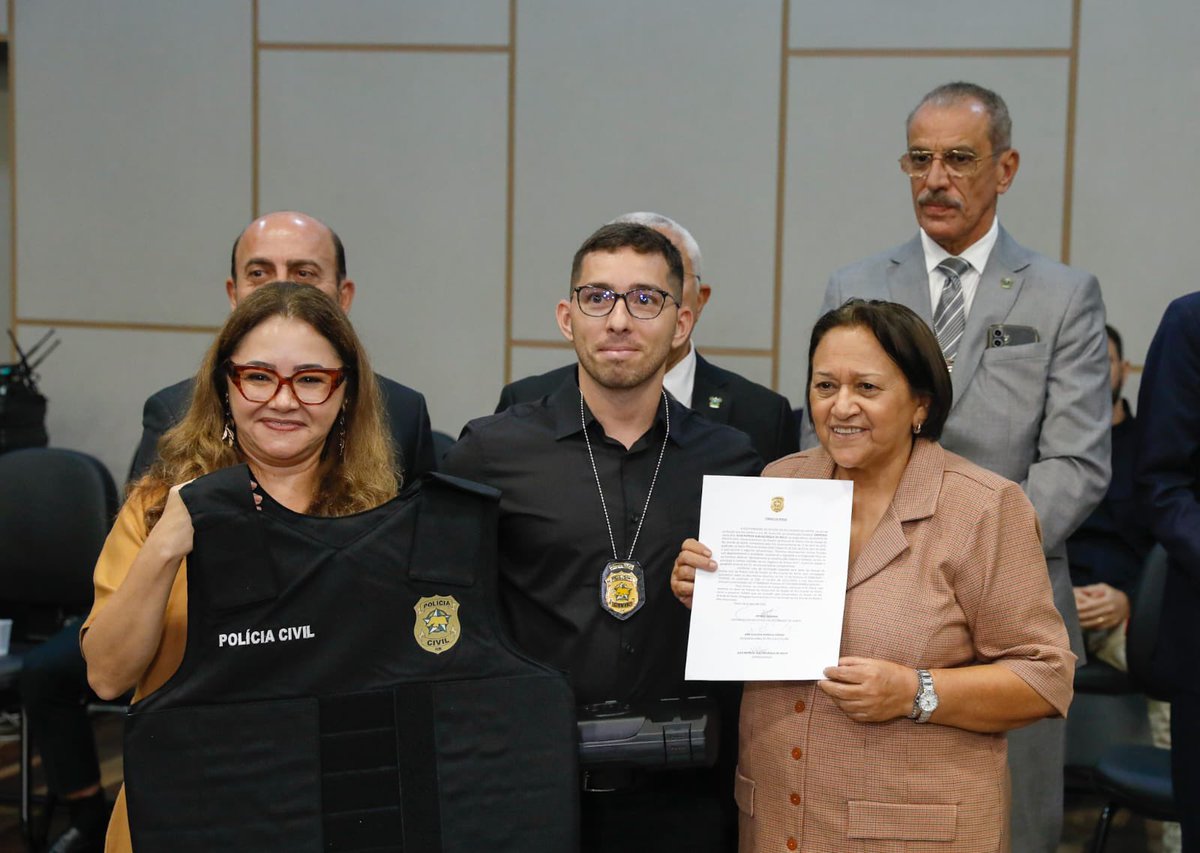 fatimabezerra's tweet photo. TEJE EMPOSSADOS!

Ser policial civil é ter compromisso com a verdade, com a justiça e com a dignidade humana. Que cada um e cada uma exerça essa missão com ética, coragem e sensibilidade. Servir ao povo é a maior missão. https://t.co/I8JIvtxBHY