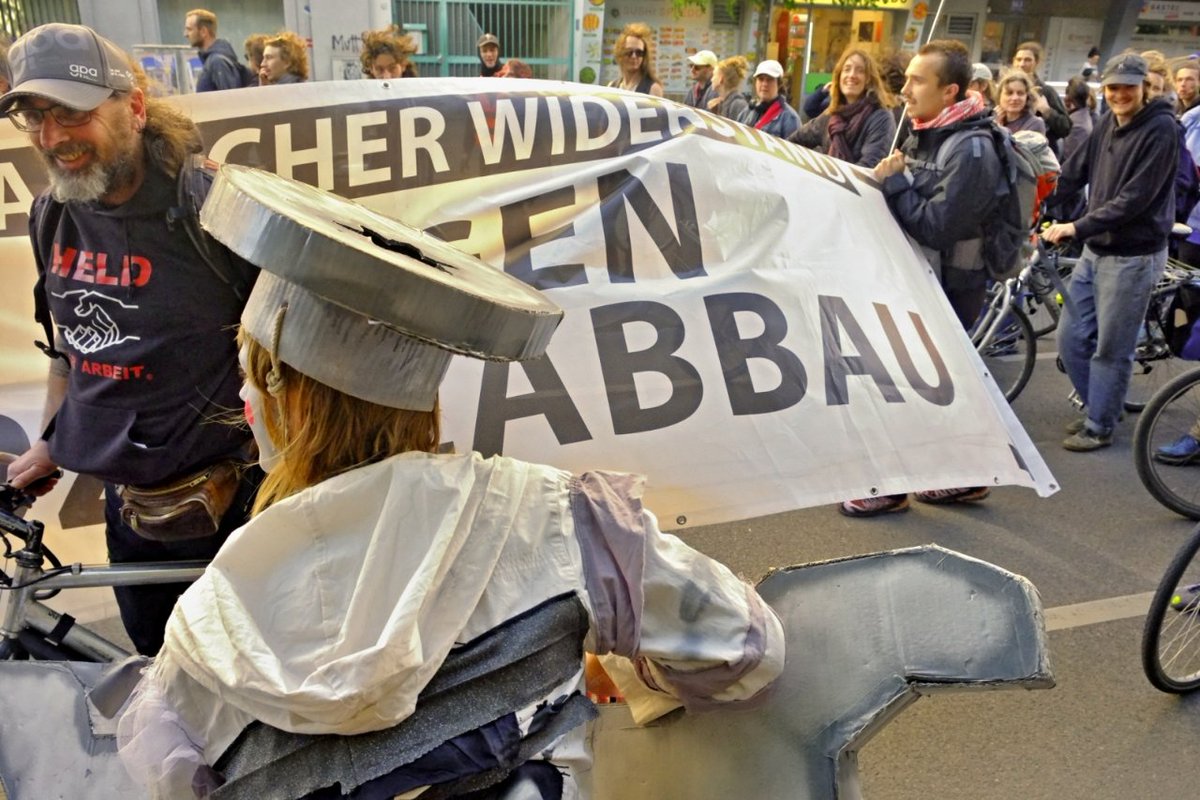 apex_archive's tweet photo. 2)
#Protest gegen Sperre- samt Übergabe und Verbauung- der Freifläche #StMarx, an den Eventkonzern "#Eventim", durch die @Stadt_Wien/@SP_Wien (23.4.2026).

#demo #freiraum #SPwien #StadtWien #Ausverkauf #Bauprojekt #Wien #reportage https://t.co/QHeVkPKcnh