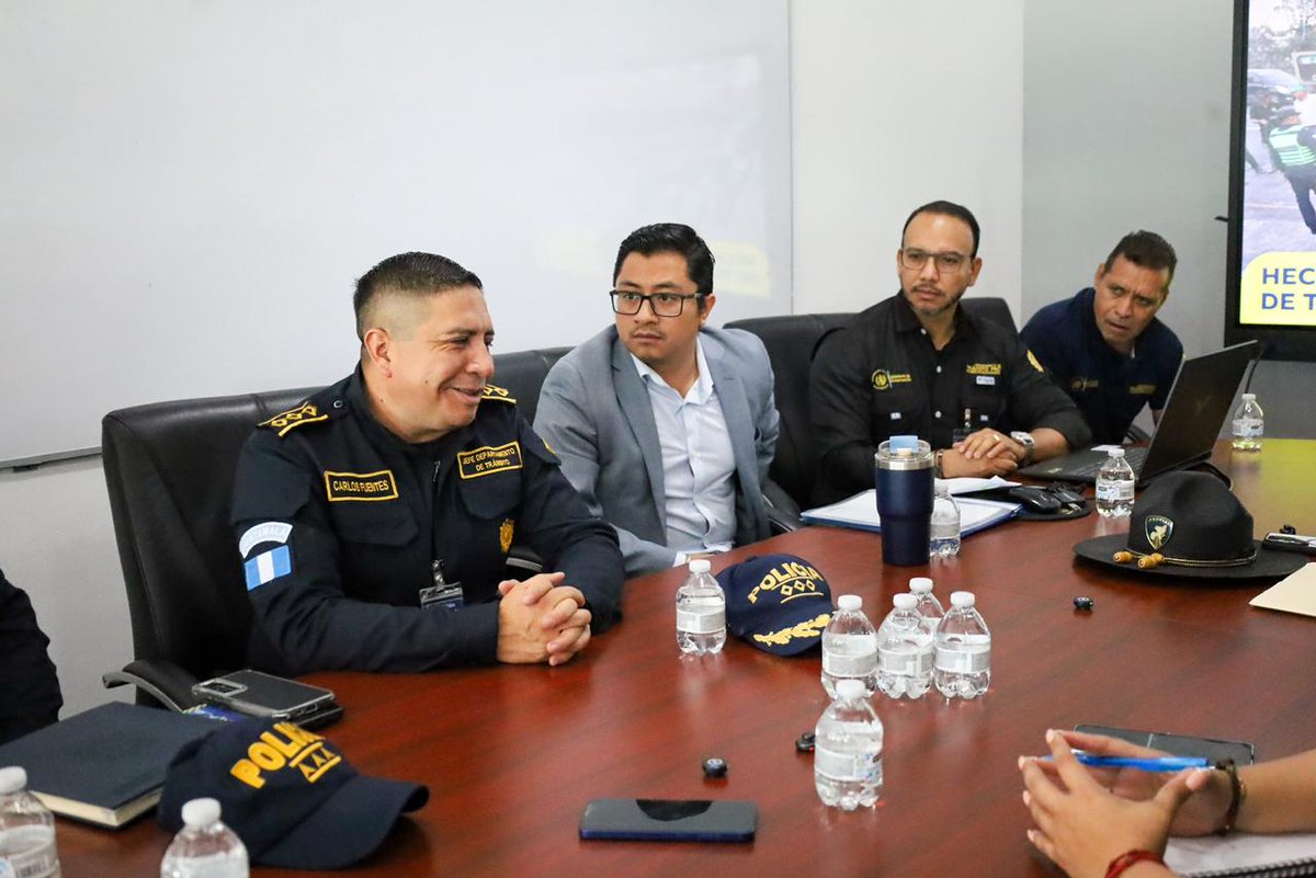 CIV_Guatemala's tweet image. El Viceministro de Transportes, Fernando Suriano, junto al director de tránsito de la @PNCdeGuatemala  y representantes de #Onset, sostuvieron una reunión clave para analizar soluciones ante los hechos de tránsito en transporte colectivo y de carga.
#AlPuebloDignoSeLeResponde