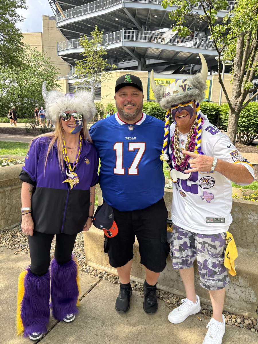 JohnMcGlynn75's tweet image. I could have a good time at an insurance seminar, but going to the #NFLDRAFT and meeting up with good peeps  just makes it even better!
#JetUp #BillsMafia #Titanup #HereWeGo #Skol