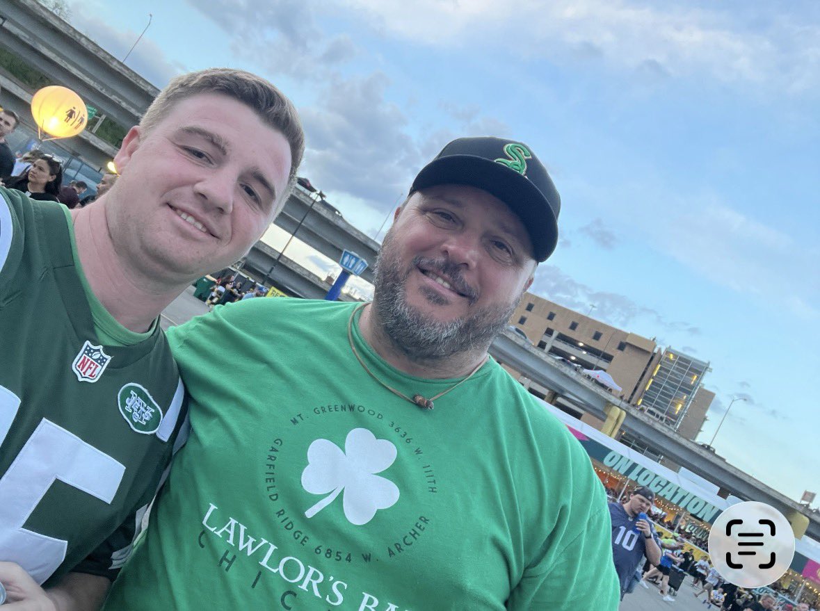 JohnMcGlynn75's tweet image. I could have a good time at an insurance seminar, but going to the #NFLDRAFT and meeting up with good peeps  just makes it even better!
#JetUp #BillsMafia #Titanup #HereWeGo #Skol