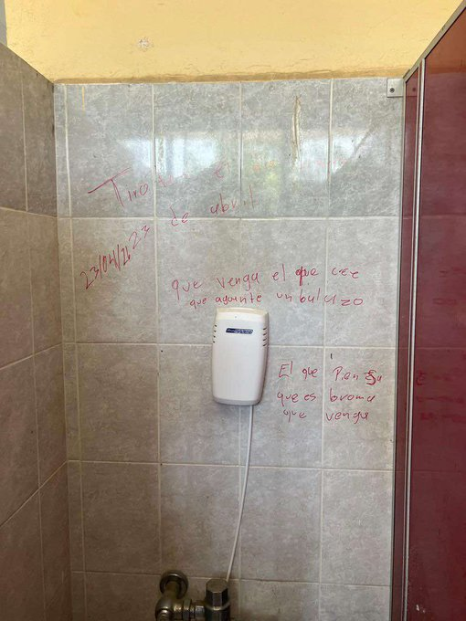 RaulGtzNR's tweet image. 🚨 Padres de familia y alumnos preocupados por las amenazas de tirot30 en el CBTis No. 16 en Atlixco, #Puebla.

Autoridades han implementado protocolos de inspección.