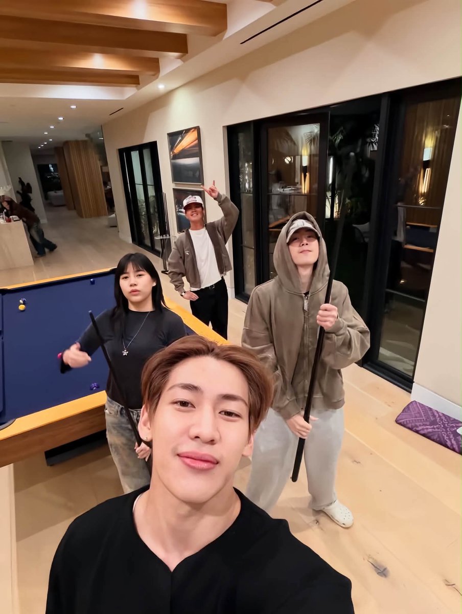 Gift_MarkTuan's tweet image. เป็นภาพที่ดูแล้วน่ารักจัง พี่ๆน้องๆทำกิจกรรมร่วมกันน่ารักกันมากๆเลยยยย😊😊
พี่มาร์ค น้องแบม โจอี้ เบบี้ 
#MarkTuan
#BamBam