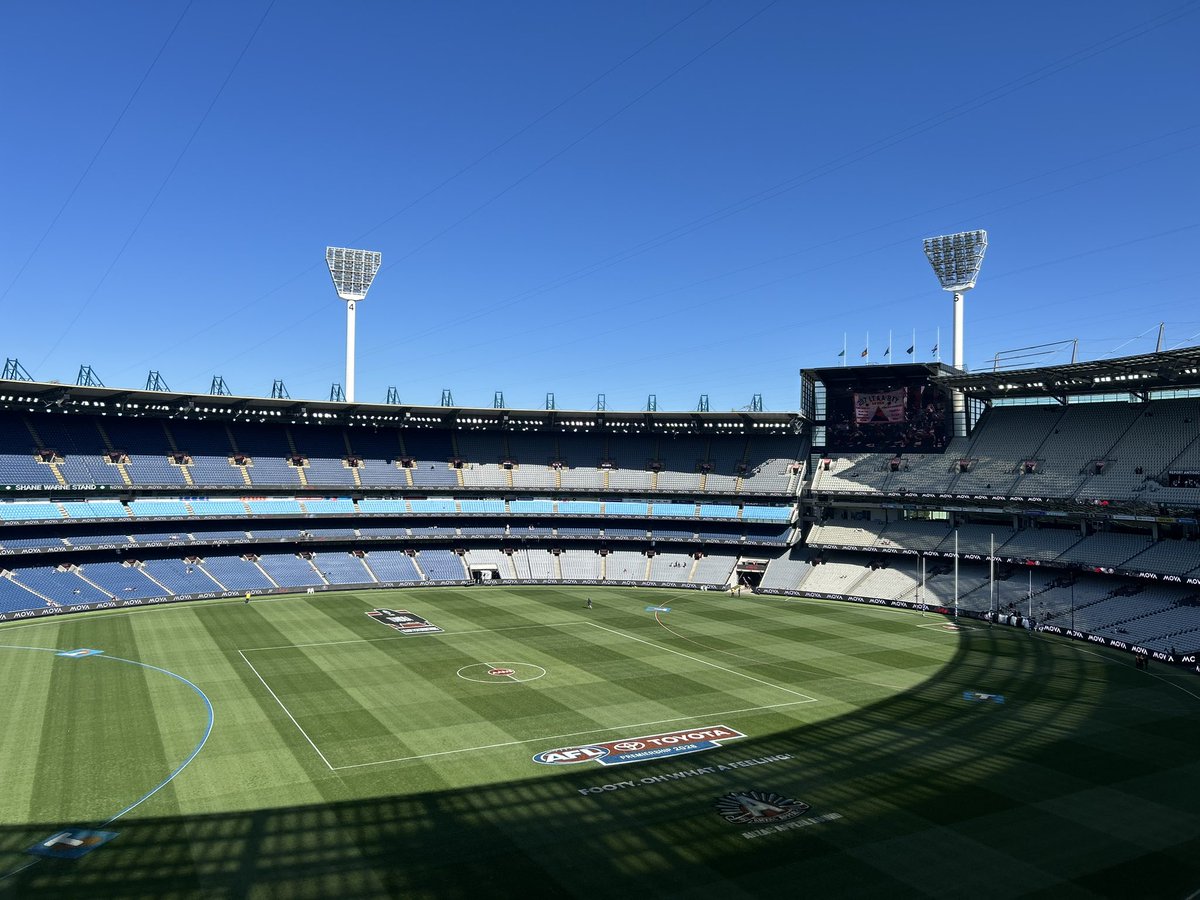 crawf08's tweet image. The G looking at treat on this special day. 
#remember 
#respect 
#AnzacDay 

Go the Bombers ❤️🖤❤️
@essendonfc