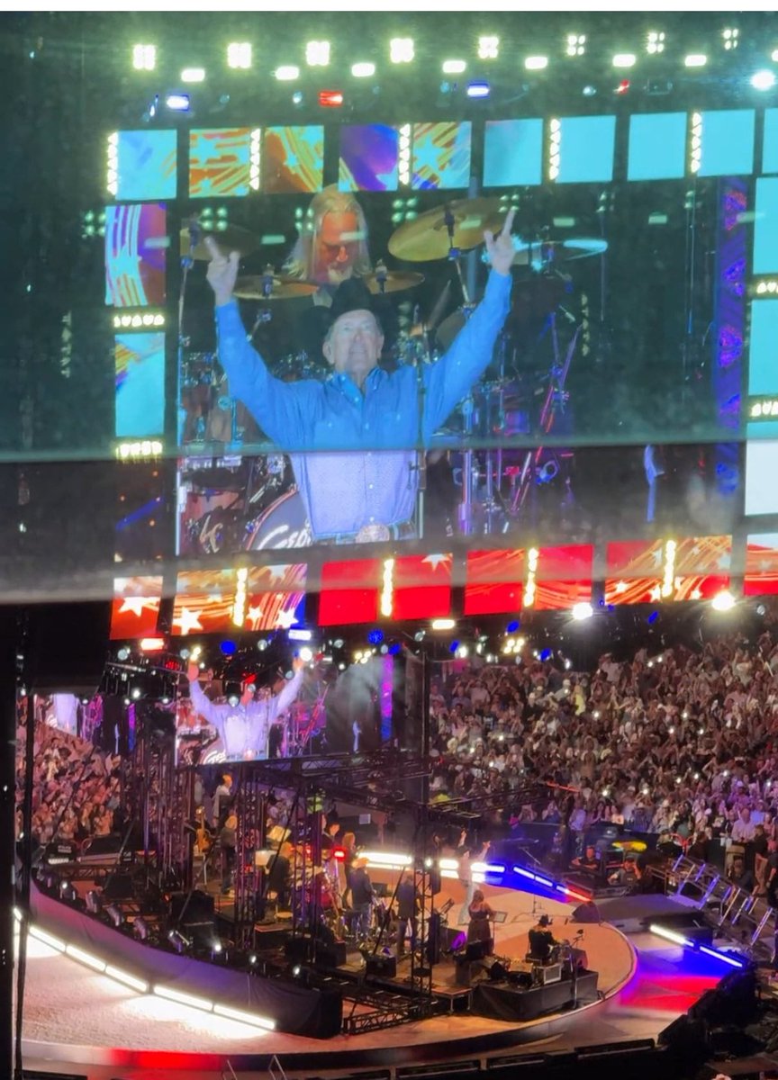 George has his GUNS UP! 👆🤠👆

📷: Curt Langford