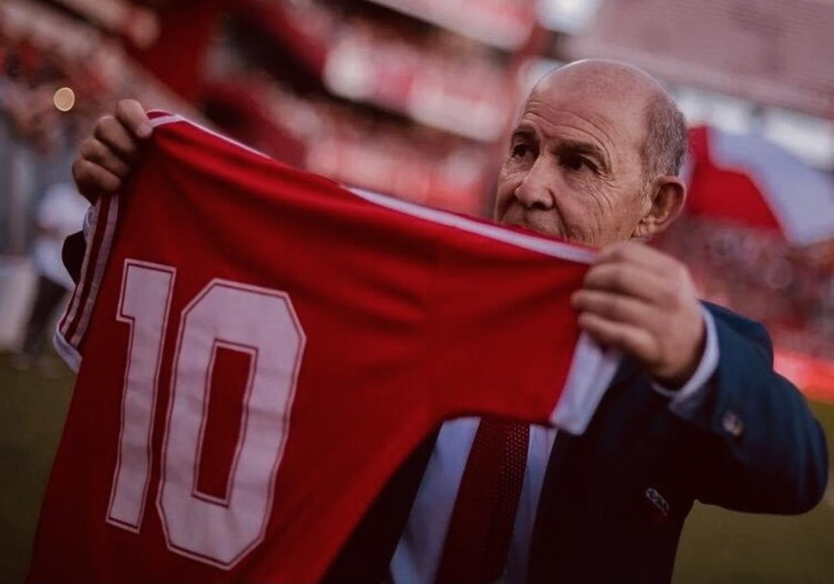 "Juegan en #Independiente, no es mucho pedirles que peleen un campeonato"

Bochini. El más grande.