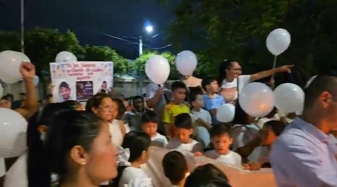 SalgadoLindarte's tweet photo. Familiares y amigos de la menor de nueve años de edad que fue asesinada la noche anterior en el sector de la Tomatera Cúcuta, realizan una velatón, exigiendo justicia por la menor

Exigen a las autoridades dar con responsables de este lamentable suceso que enluta a la comunidad https://t.co/qDUu6TXIG8