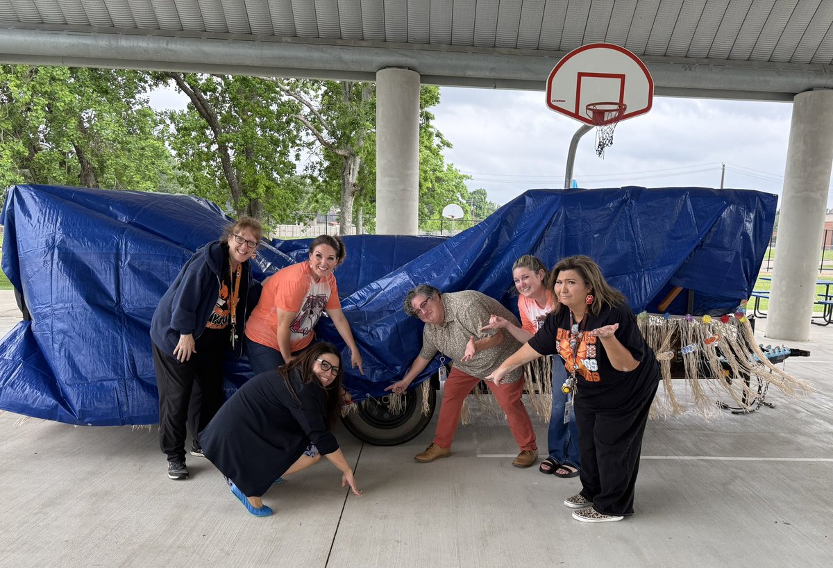 RIZZUTOELEM's tweet image. We have finished decorating the float for the Sylvan Beach Parade! Our decorations are super secure to the trailer and the tire (?) #FridayFun #RZERockets #RocketsAreBright #LPLegacy @lpisd