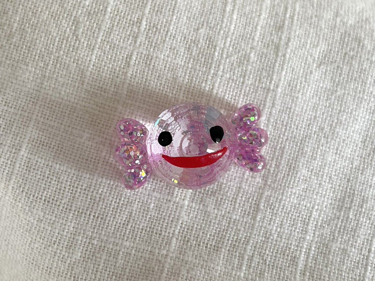 100均でウパっぽい貼り付けパーツ見付けた。顔描けばウパだな。