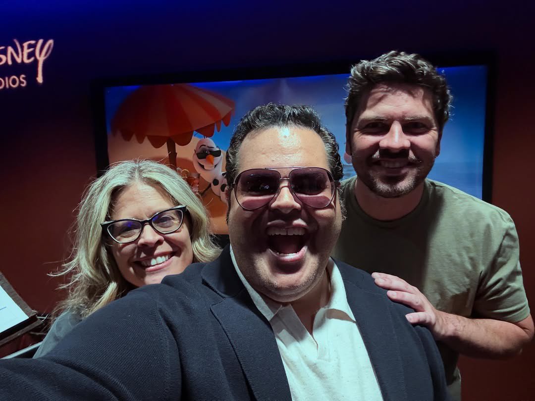 🚨 ELE TAMBÉM JÁ VOLTOU! ☃️

Josh Gad começou as gravações de voz do Olaf para ‘Frozen III’, da Disney Animation. Ele compartilhou essa foto ao lado dos diretores Jennifer Lee e Trent Correy, e escreveu:

“As coisas boas vêm em grupos de três. Acho que nunca ri tanto numa