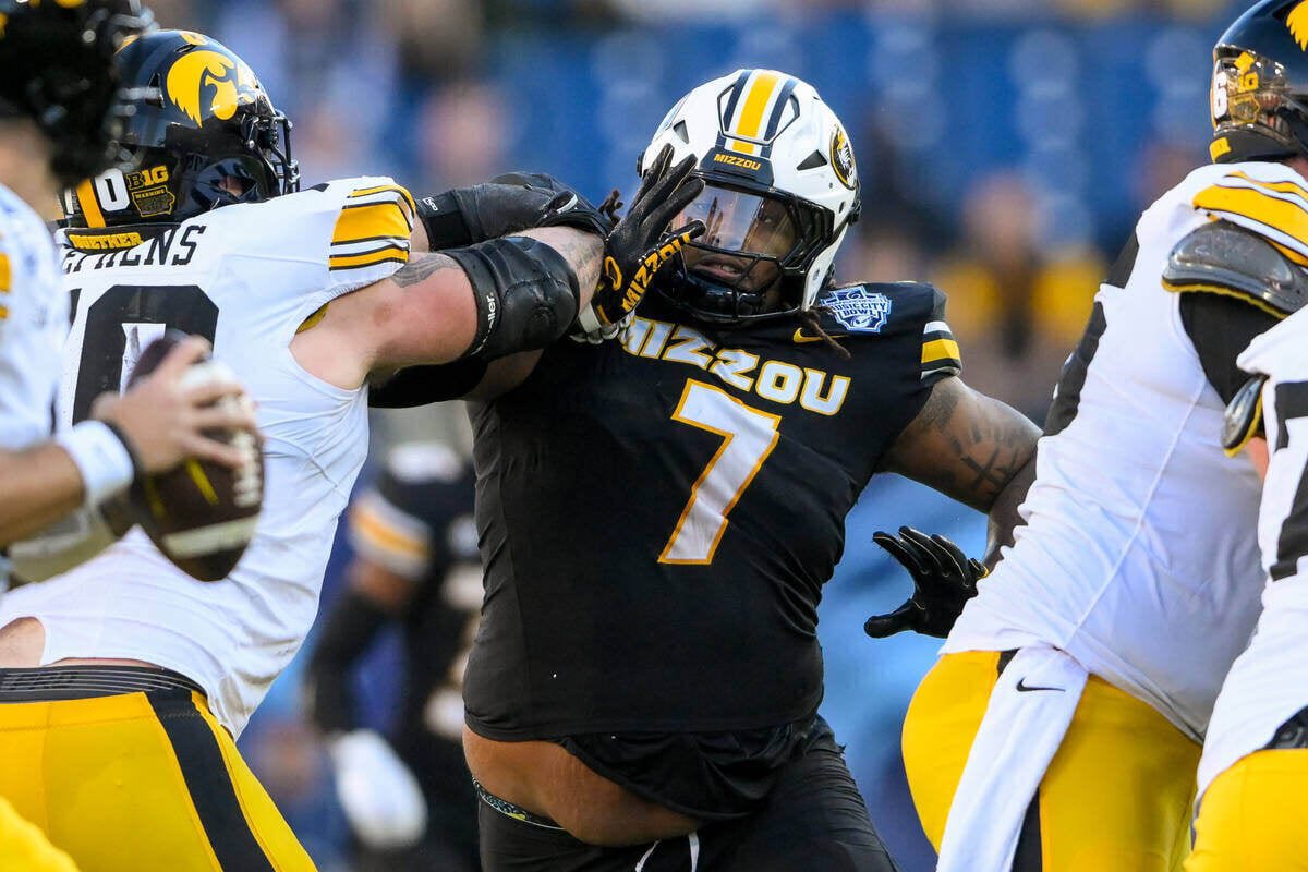 Packers_Mx's tweet photo. ¡Refuerzo para la trinchera! 🧱 Con Chris McClellan (DT, Missouri), los #Packers se llevan un monstruo de 315 lbs con brazos de 34".

Capaz de frenar la carrera y sumar presión interna (6 sacks en 2025). ¡Músculo puro para Green Bay! 🧀💪 #GoPackGo #NFLDraft https://t.co/y8iN7UvAAW