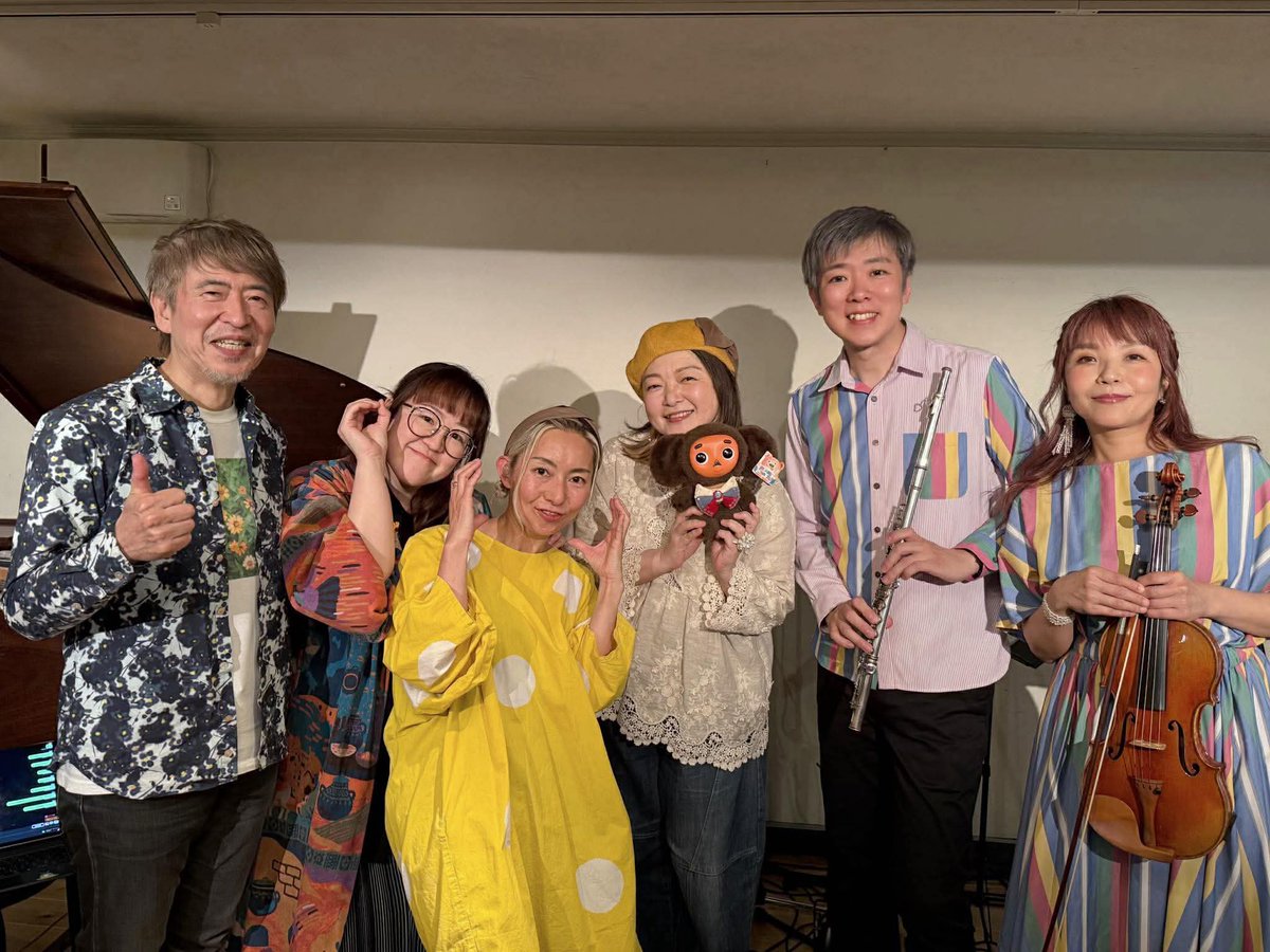 Kuniy's tweet photo. 昨日は大塚GRECOにてミニぽよスペシャルでした！

領さんとの出会いは2018年。
折笠富美子さん繋がりで知り合って、こころおとのライブに出演していただいたり、領さんの企画に参加させてもらったり。
「いつかチャランガぽよぽよで」と話してから8年、やっと夢が叶った瞬間でした。

谷川俊太郎さんの詩の中にある風景と、谷川賢作さんの音楽。
領さんのフルート、彩さんのバイオリン、青柳さんのピアノ、まこりんさんの歌声。
その全部に包まれながら、どこまで自分の身体で表現できるか、やれるところまでやってみようと思って臨んだ本番
予想以上に楽しかったなぁ

安心して本番に臨めたのはかおりんのサポートのおかげ！感謝！
ほんと20年一緒にいるだけあって、わたしが苦手な音をわたし以上に把握してる！

あの時間の中にいられたこと自体がすごく嬉しかった。
ただただ楽しかったし、今までの積み重ねや縁があってここに来れたんだなと思えた夜だった。

譜面や動画も早めに共有してくれた
領さんにも心から感謝です

またやりたいなー
来てくださったみなさま
配信で見てくださったみなさま
ありがとうございました！

まだ配信見れるようなのでぜひ✨

#チャランガぽよぽよ
#ミニぽよ
#こころおと