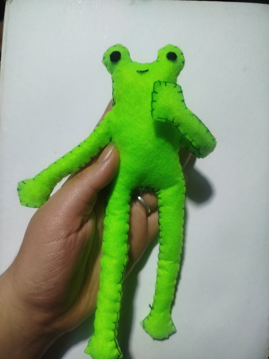 Familia ando haciendo un sapo para mi skibilit amiga q debería ponerle a la rana