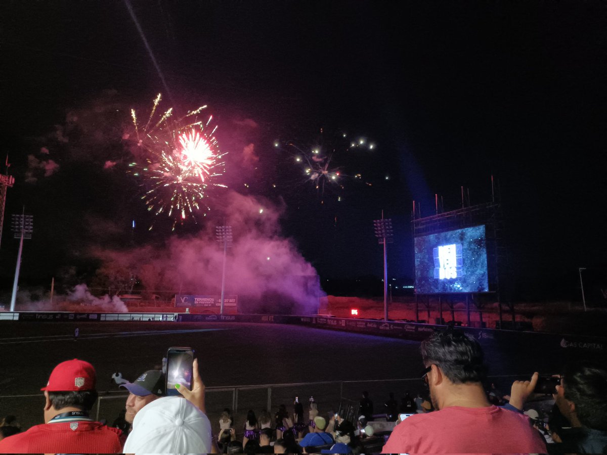 fcocheglez's tweet photo. Fuegos artificiales en el Finsus previo al primer encuentro de la serie entre @ConspiradoresQr  y @DiablosRojosMX https://t.co/HNJXdJjtBj