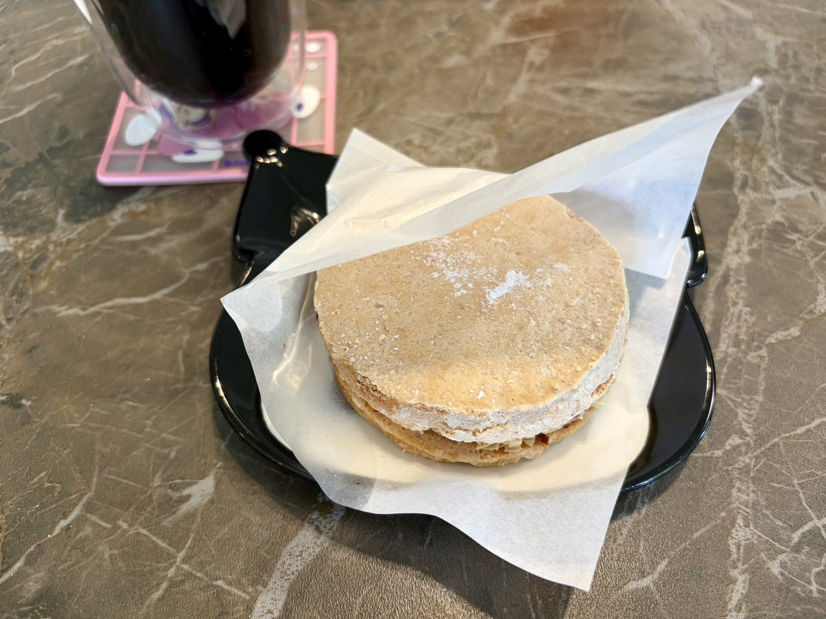 miyakomilk's tweet image. ダックワーズ食べます

#フランス展 
#dress