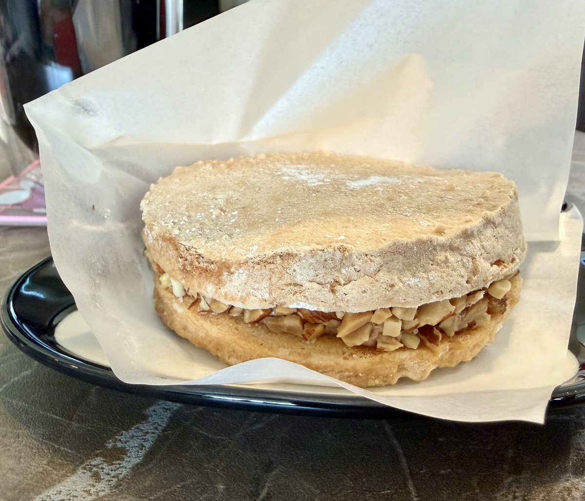 miyakomilk's tweet image. ダックワーズ食べます

#フランス展 
#dress