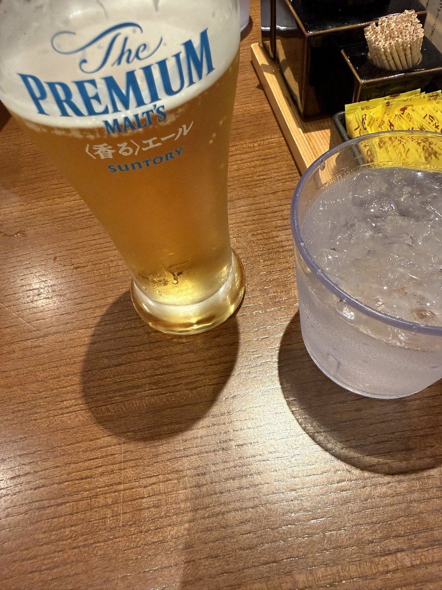 国立行くぞー！
みんな楽しもー！
飛行機乗る前に1杯😃