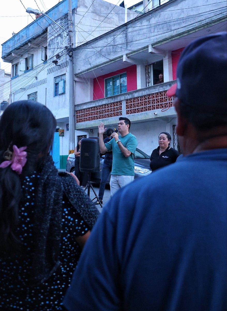 natale_jimmy's tweet photo. Continúo___🚶🏻___ por el histórico Distrito🔟, ahora en la Colonia #Ampliación13DeAbril📍, compartiendo con las familias 🏡 en una asamblea del Programa de Obra Comunitaria 🫶🏻, convertimos cada idea 💡 en un plan ✍🏻 y definimos los proyectos que se acercan para la Colonia. ✅ https://t.co/D70R6WoZEM