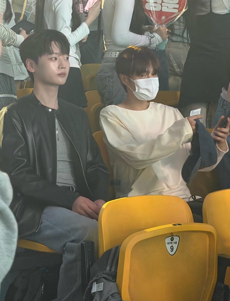 sunshine_ksh's tweet photo. Seokhwa attended THE BOYZ CONCERT <INTER-ZECTION> D-1 concert with AB6IX Daehwi 🥹

#강석화 #이대휘 https://t.co/xwOsH3ty4Y