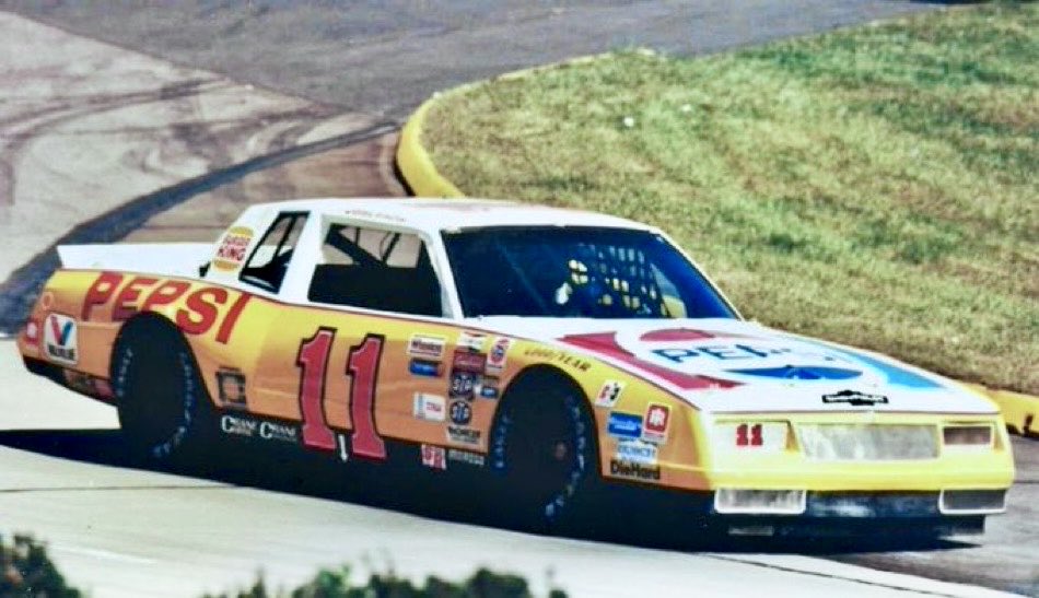 Darrell Waltrip won the 1983 Virginia National Bank 500 at Martinsville 43 years ago today. 🏁

It was his sixth Winston Cup win at Martinsville.

#JuniorJohnsonAndAssociates 🏁