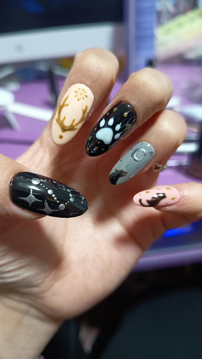 fearless_ro's tweet photo. Hey, look at my new nails ;) https://t.co/5HJCO1AuAP